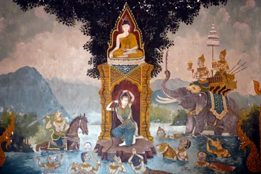 Fresque représentant une scène de la vie de Bouddha à Wat Phra Doi Suthep, Chiang Mai. Phra Mae Thorani tord ses longs cheveux et des torrents d